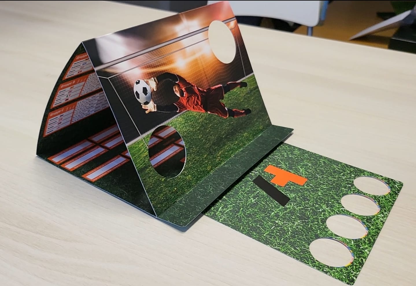vorderansicht des achilles torwand folder lustiges firmengeschenk für mitarbeiter zu EM 2024