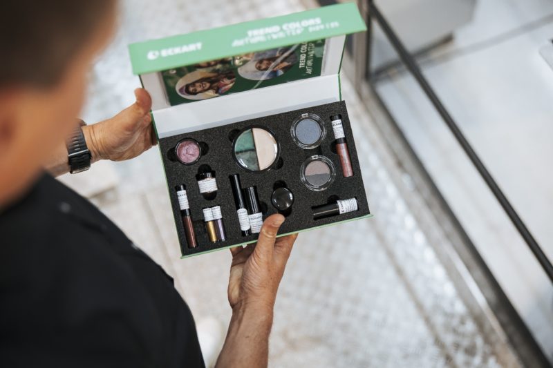 Mitarebiter von Achilles hält 889 von 1.007 Zeilen werden angezeigt hochwertige verpackungen für kosmetikartikel make up packaging