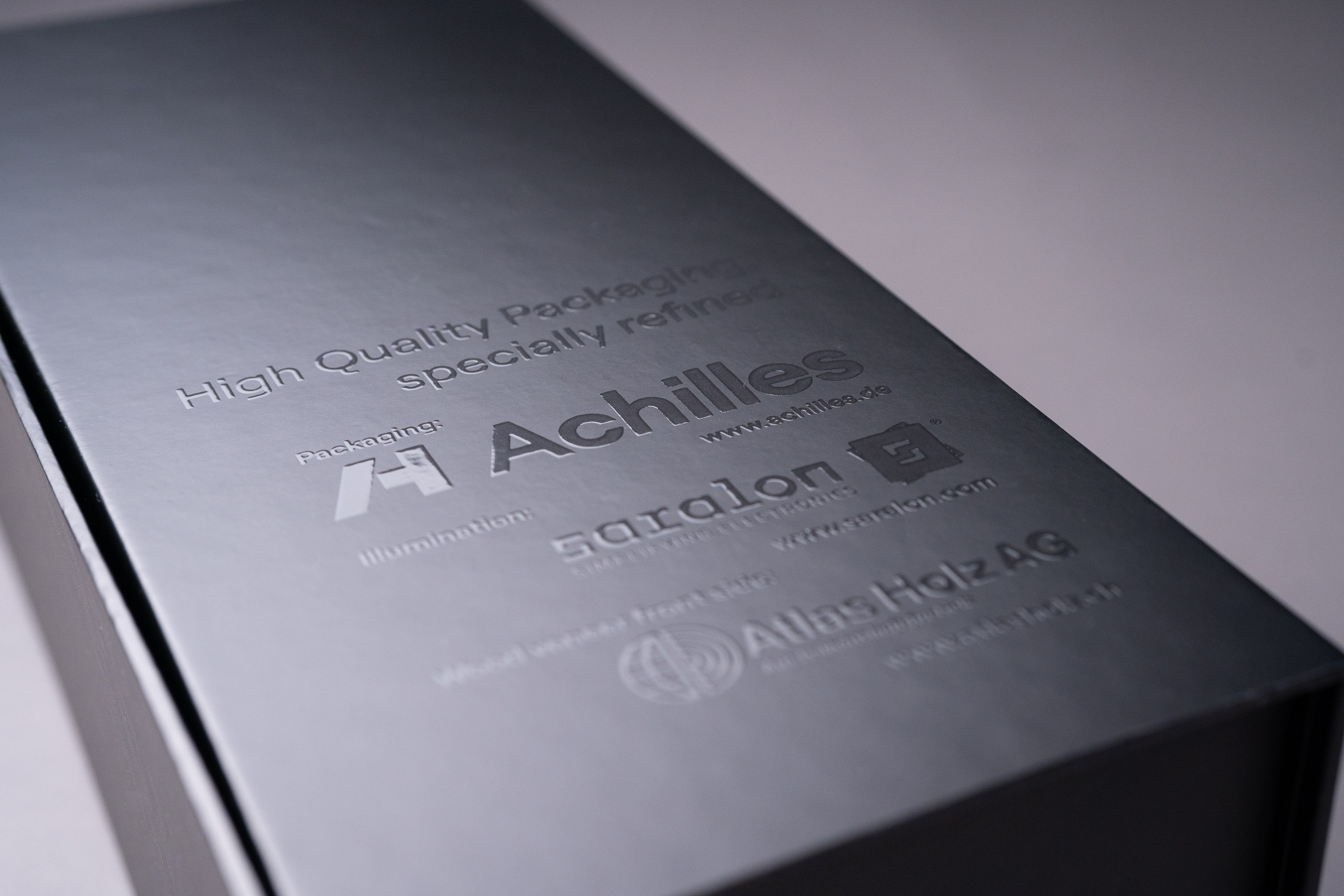 logo prägung auf hochwertiger schwarzer verpackung für trophybox von achilles