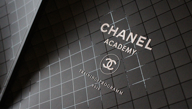 Siebdruck Veredelung auf der Mappe für ein Trainingsprogramm von Chanel Academy, hergestellt und veredelt von Achilles