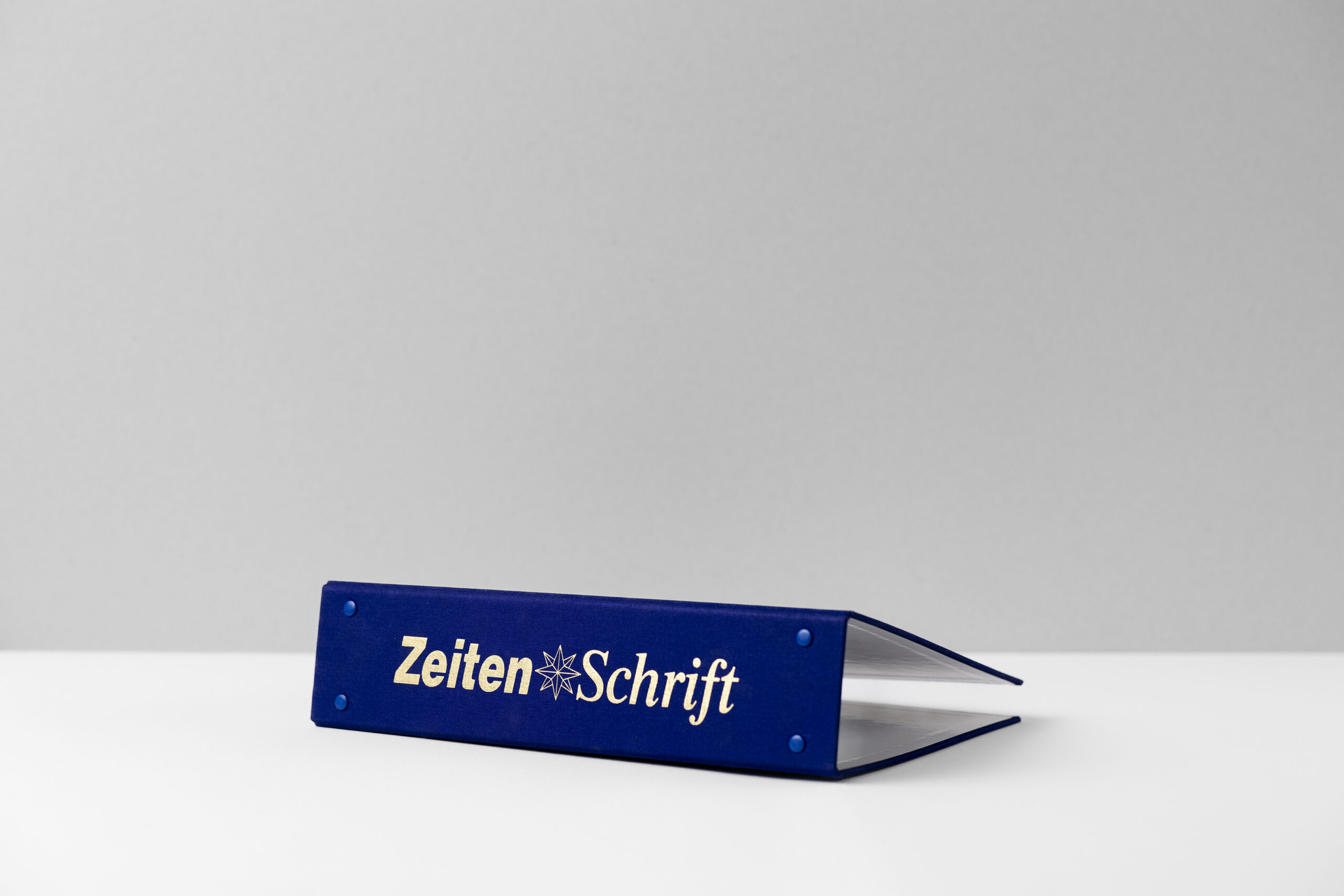Druck und Veredelung von Mappen und Ordner durch Achilles, Schriftzug ZeitenSchrift