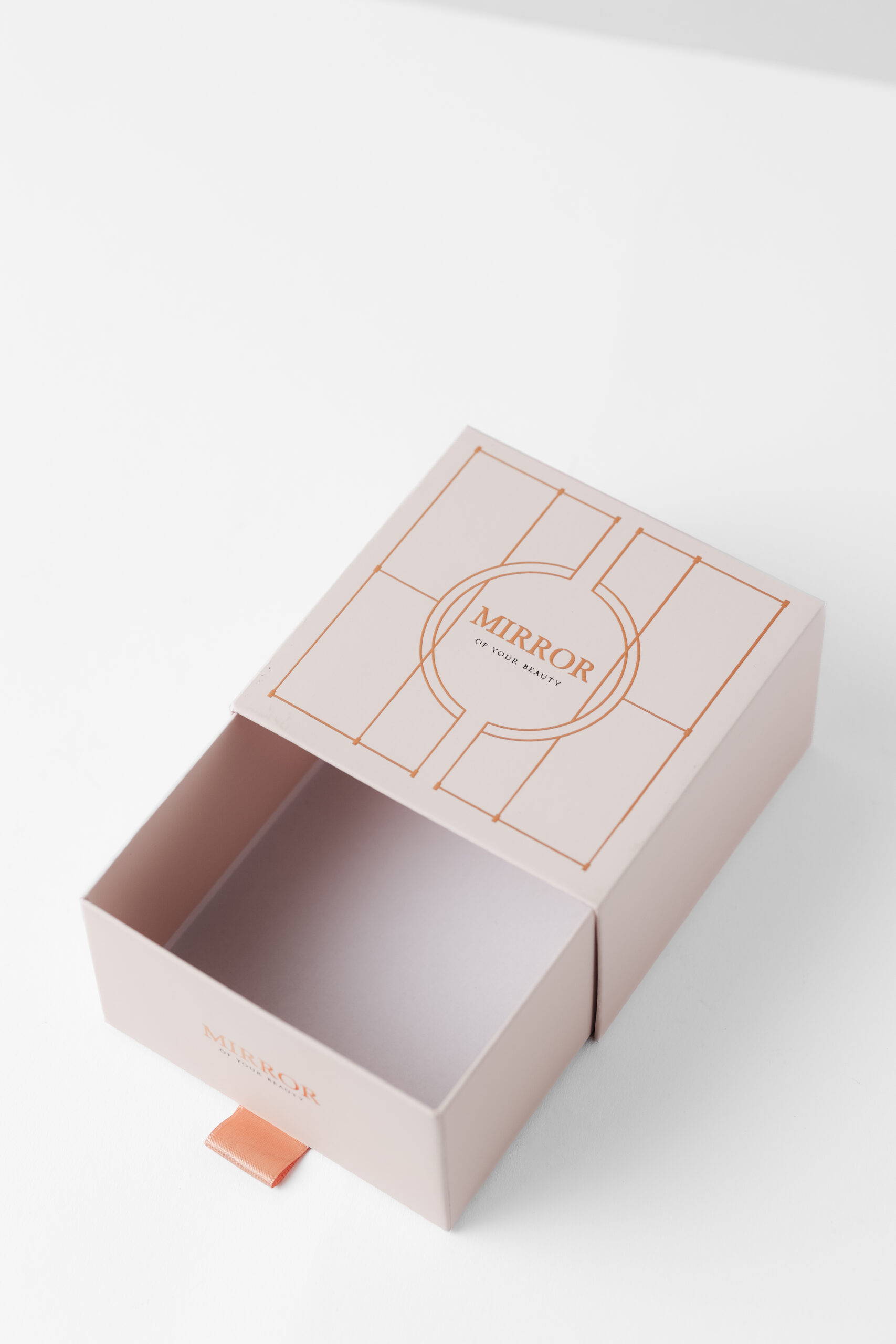 Schachtel mit Schuber und Prägung als Produktverpackung für das Unternehmen Mirror, vom Druckveredeler Achilles