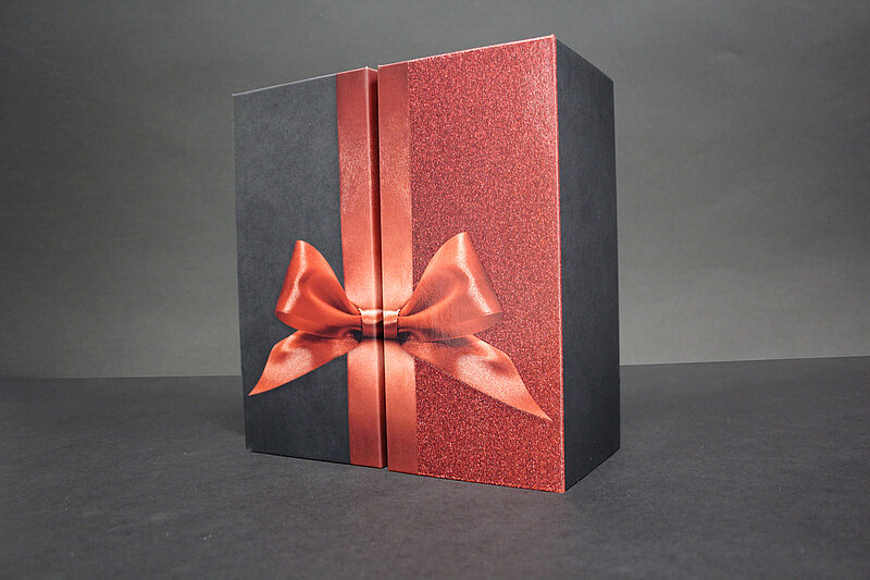 seitenansicht der geschlossenen twin box weihnachtliches packaging design von achilles verpackungen