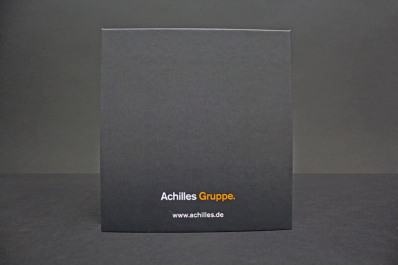 schwarze twin box rückansicht mit achilles logo produktverpackungen für zwei produkte oder als flaschenverpackung