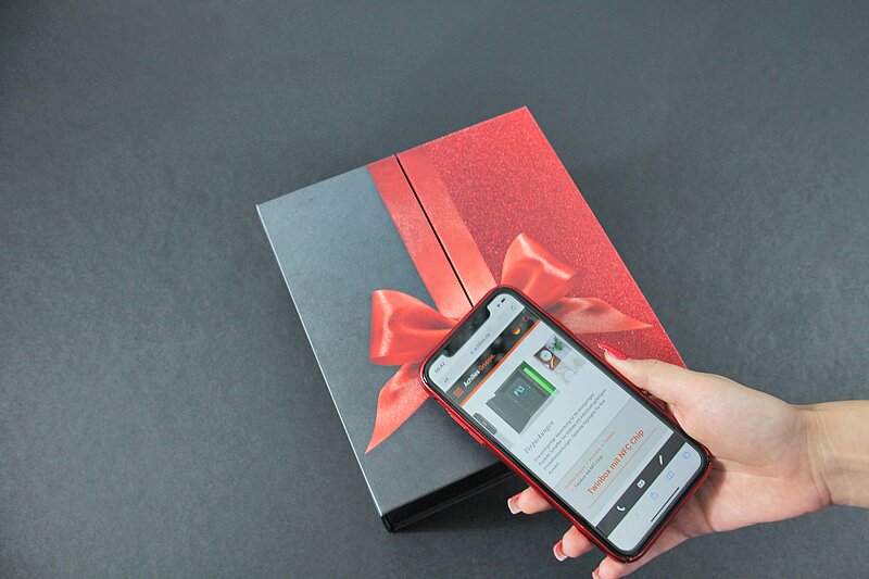 twin box mit NFC funktion wird auf smartphone gezeigt smarte verpackung von achilles