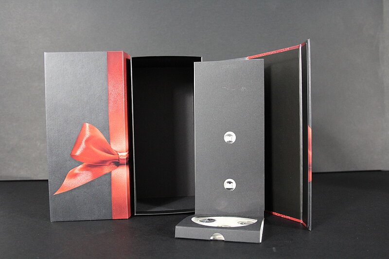 leere twin box im schwarzen design mit roter schleife hochwertige verpackungen von achilles